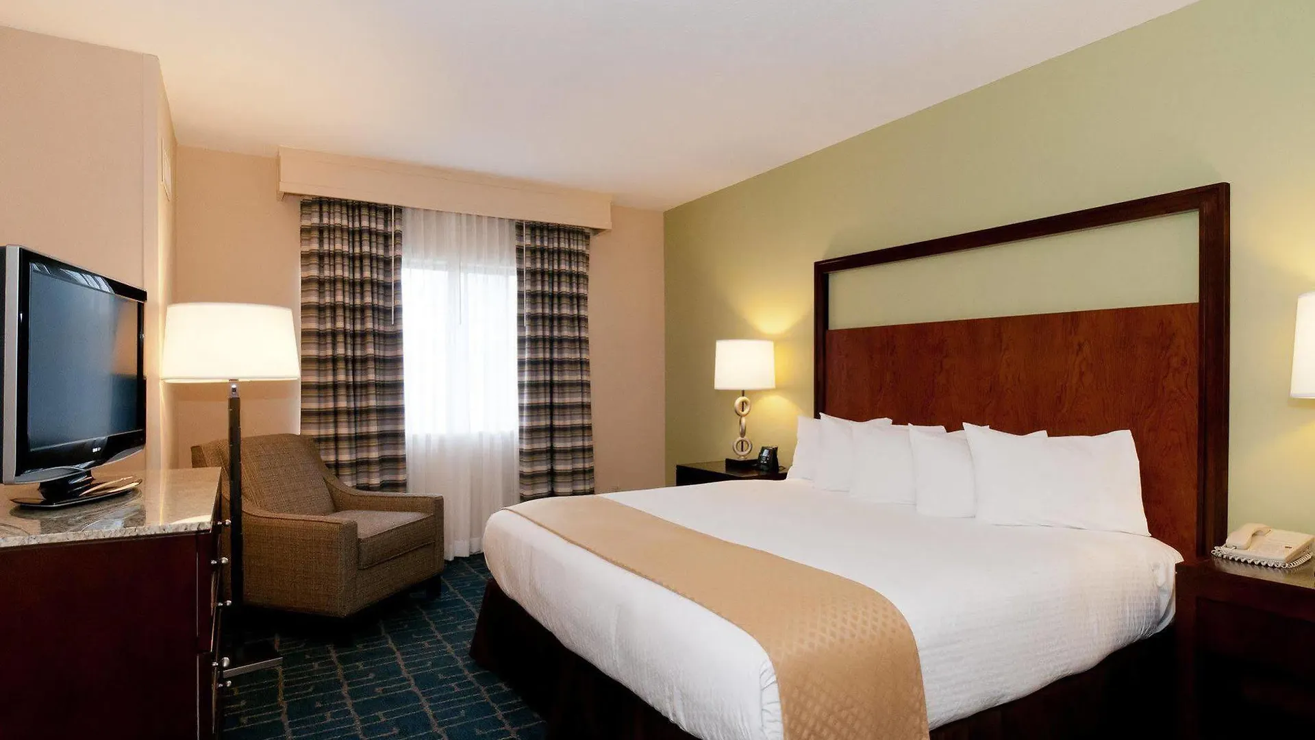 *** Hotel Doubletree Suites By Hilton Charlotte/Southpark USA